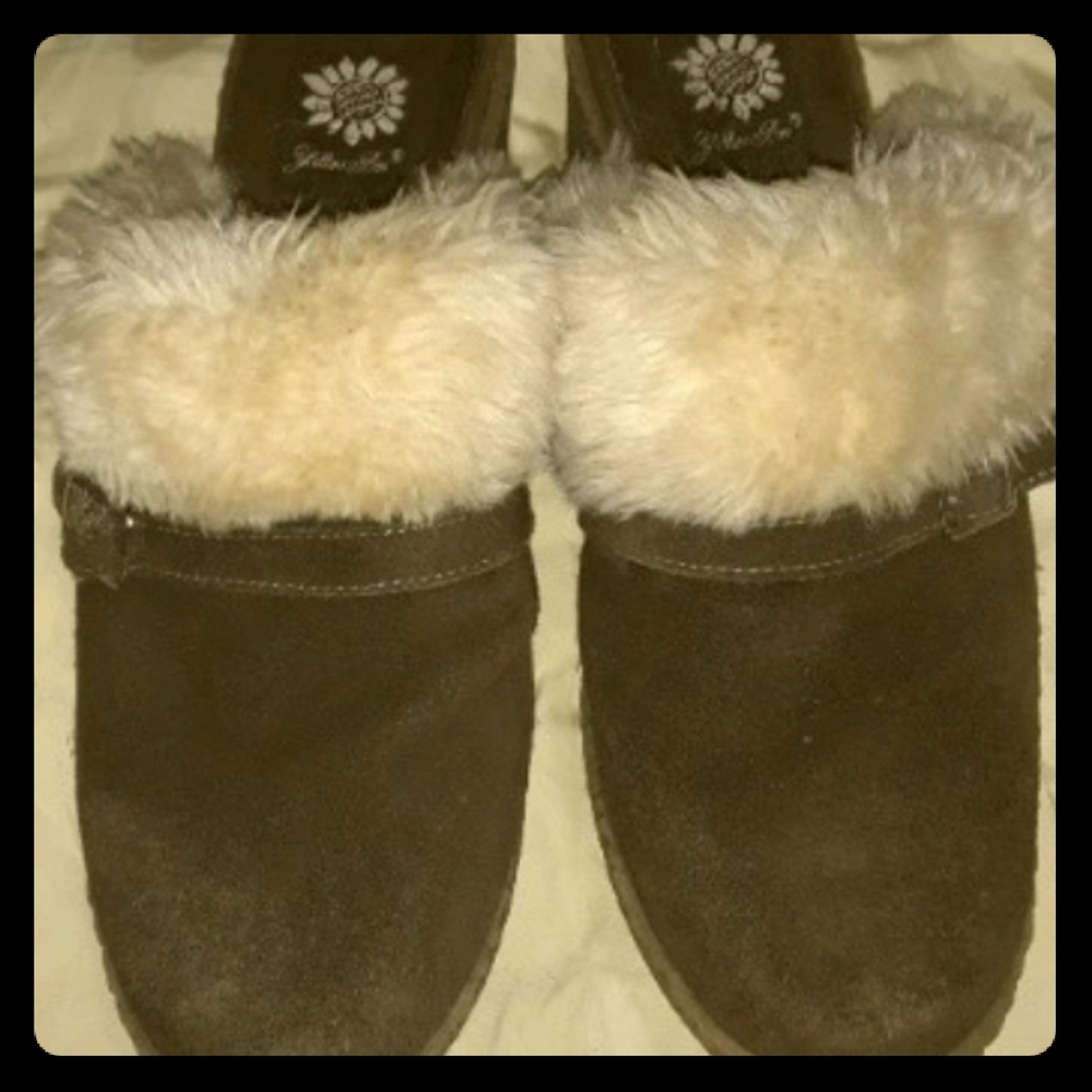 Yellow box clogs